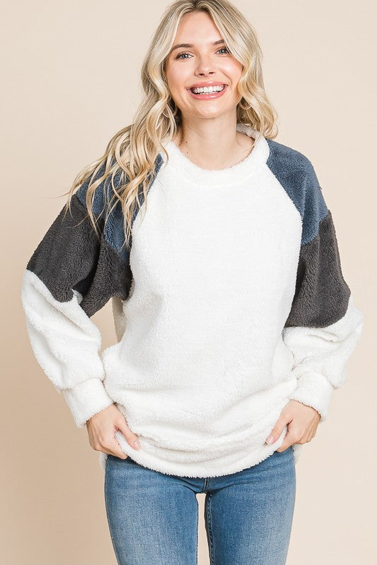 Culture Code A Vintage Year Color Block Faux Fur Raglan Sleeve Sweatshirt in White