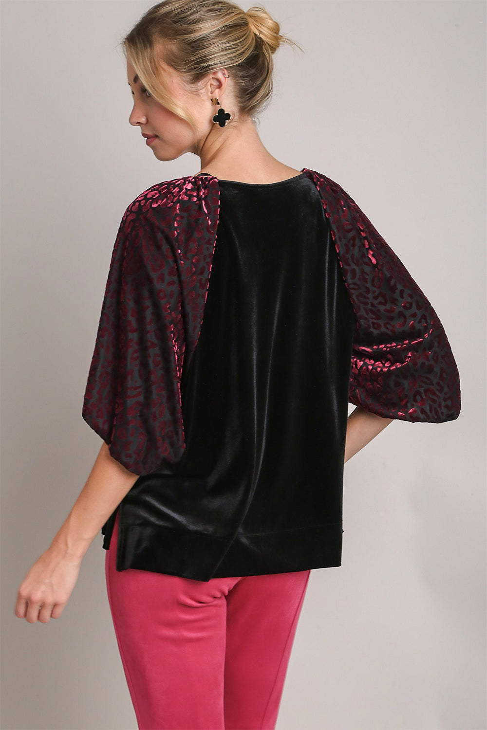 Umgee A Pop of Leopard Balloon Sleeve Velvet Top in Black