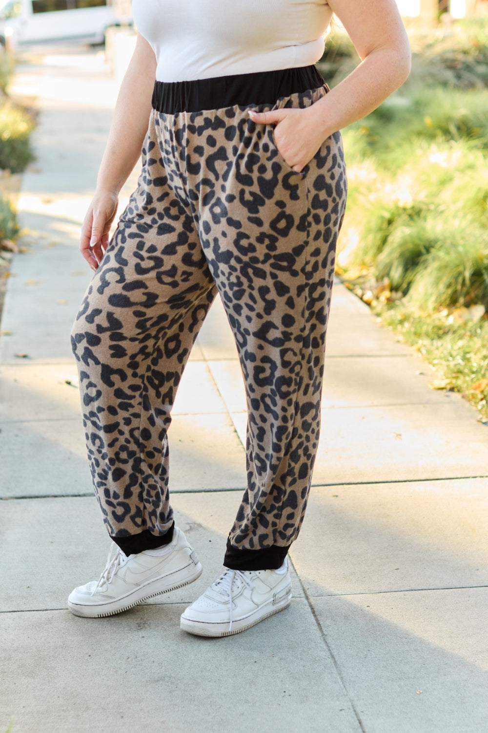 Celeste Design Take It Easy Contrast Sweatpants in Mocha Leopard