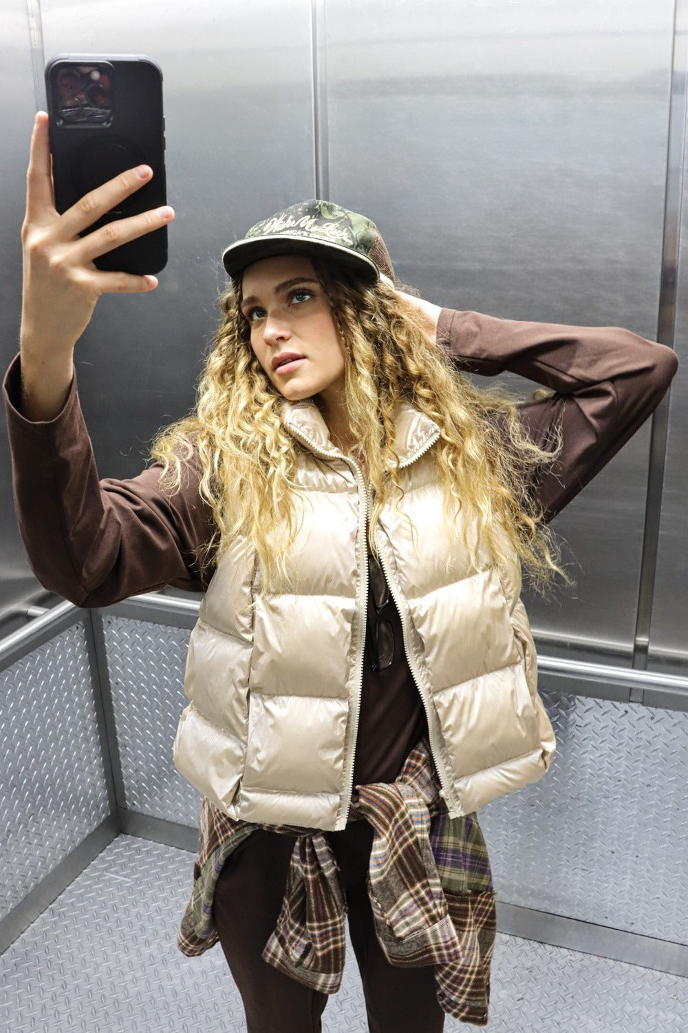 VERY J Metallic Star Shiny Metallic Zip Up Puffer Vest in Champagne